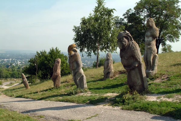 Route de montagne avec des figures en pierre — Photo