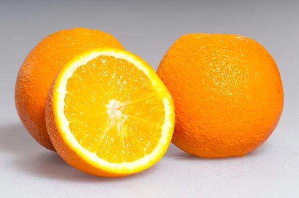 Три спелых апельсина — стоковое фото