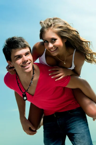 Portrét šťastnému páru užít dovolenou na pláži — Stock fotografie
