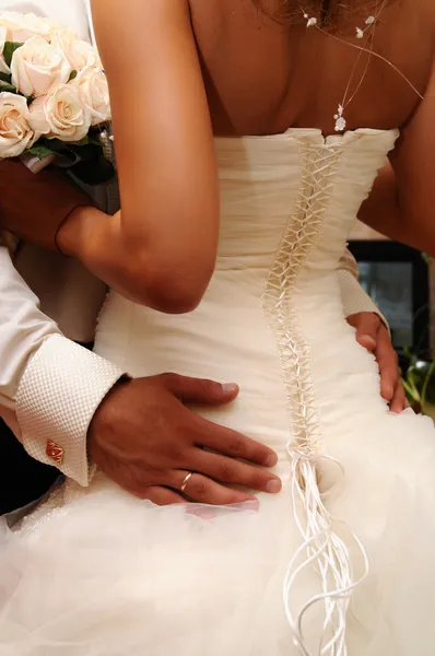 Bruid en bruidegom staan in de buurt van — Stockfoto