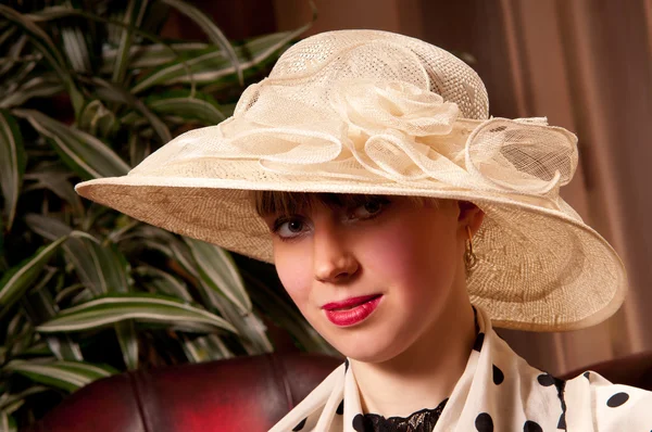 Donna bionda in un elegante cappello — Foto Stock