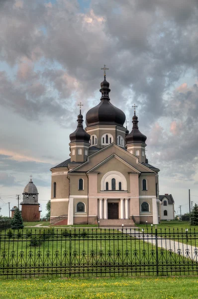 Kyrkan i byn zapytov lvov regionen — Stockfoto