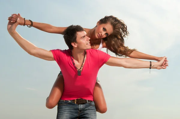 Chlap drží přítelkyně — Stock fotografie