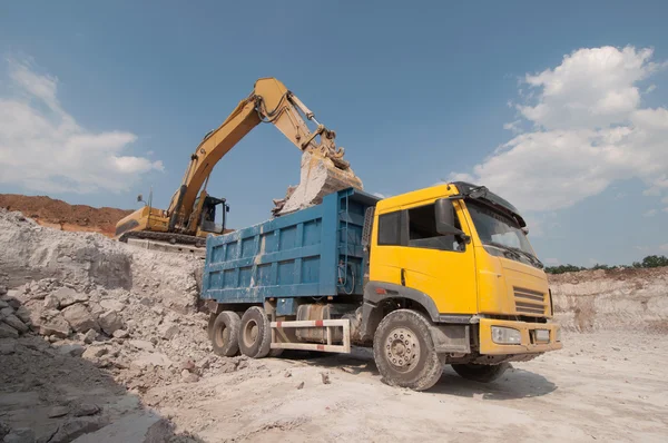 Carga de un gran camión de material de construcción —  Fotos de Stock