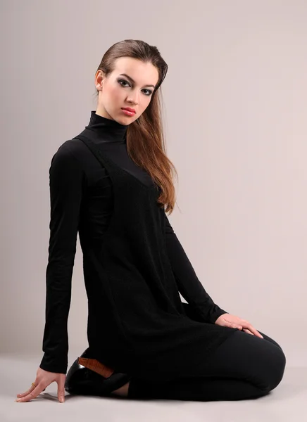 Frau in schwarzen Kleidern — Stockfoto