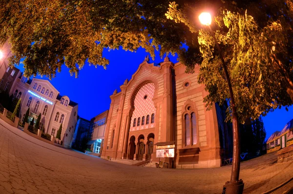 Noche de la antigua sinagoga de Uzhgorod, Ucrania — Foto de Stock