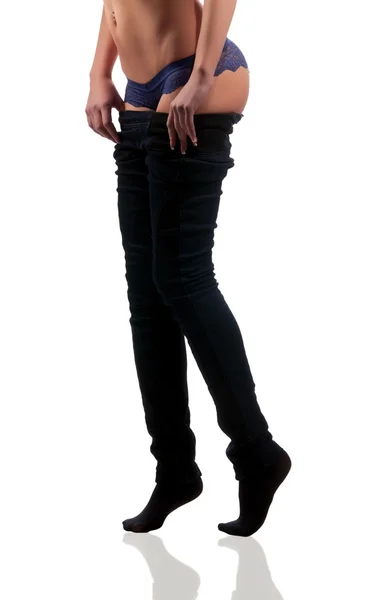 Žena startuje džíny — Stock fotografie