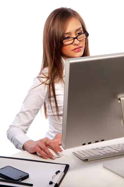 Güzel bir kız bir bilgisayarda çalışır. — Stok fotoğraf