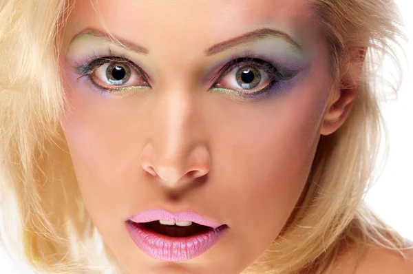 Sarışın kadın parlak bir makyaj ile — Stok fotoğraf