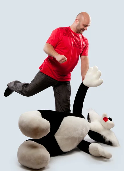 Homem luta com um animal de brinquedo — Fotografia de Stock