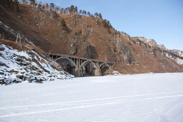 Vecchio ponte ferroviario vicino al lago Baikal — Foto Stock