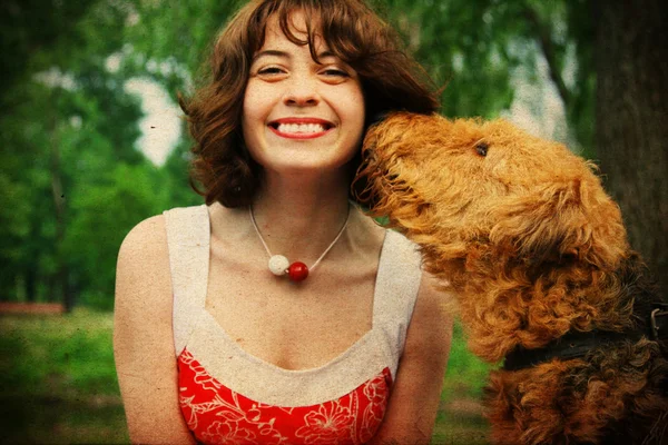 Винтажное фото счастливой женщины с собакой — стоковое фото