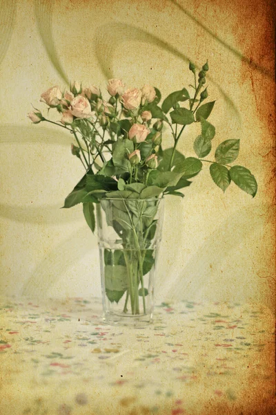 在玻璃花瓶粉色玫瑰 — 图库照片