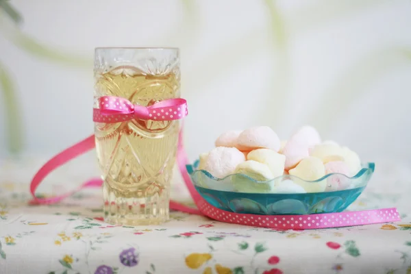Nápoje a sladkosti v růžovou stuhou — Stock fotografie