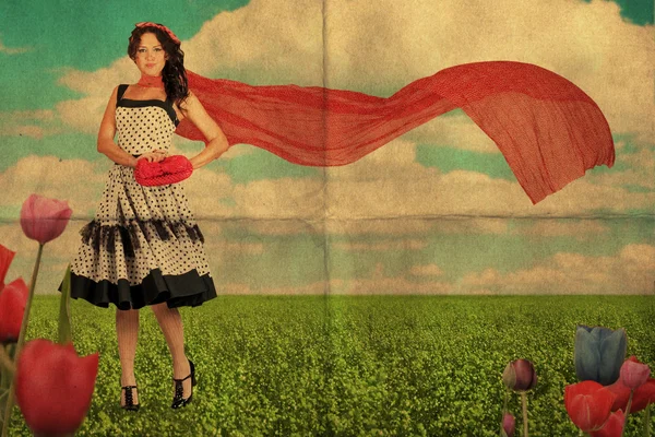 Beauté jeune femme sur la prairie avec écharpe rouge — Photo