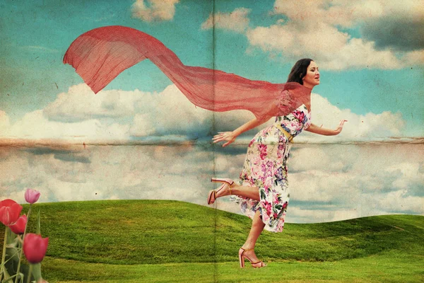 Beleza jovem mulher correndo no prado — Fotografia de Stock