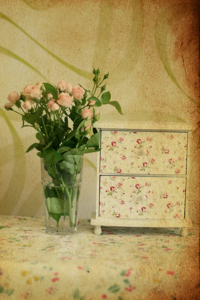 在玻璃花瓶粉色玫瑰 — 图库照片