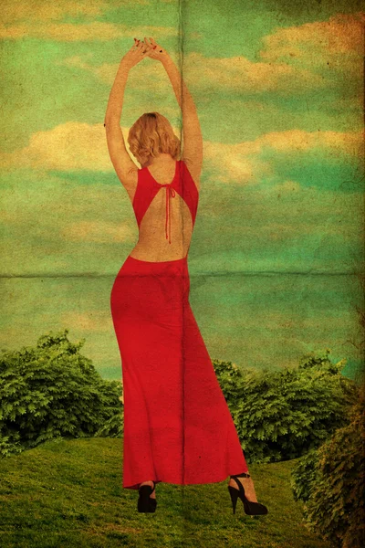 長い赤いドレスの若い女性の美しさ — ストック写真