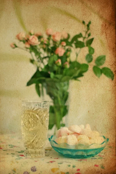Růžové růže v skleněná váza — ストック写真