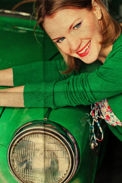 Schoonheid jonge vrouw met auto — Stockfoto