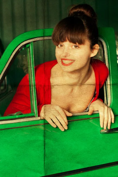 Beauté jeune femme avec voiture — Photo