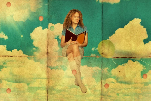 Bulutların üzerinde kitap olan güzellik kadın — Stok fotoğraf
