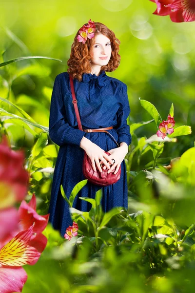 Schoonheid vrouw in een groene gras — Stockfoto