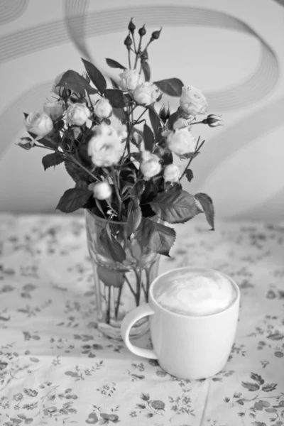 Vaas met rozen — Stockfoto
