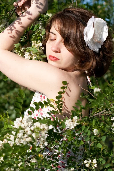 Gyönyörű fiatal nő a természetben — Stock Fotó