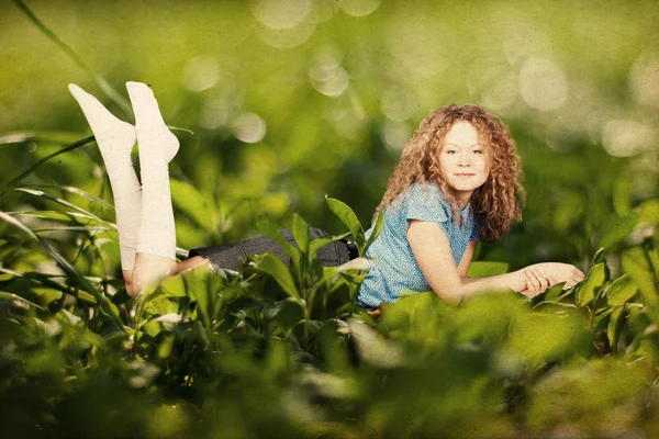 Mulher de beleza em uma grama verde — Fotografia de Stock