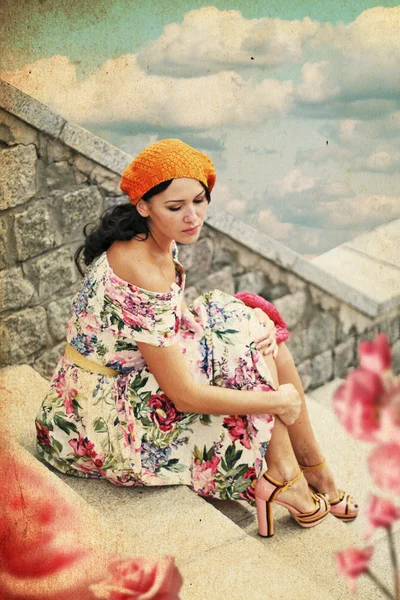 Schoonheid jonge vrouw in perfecte jurk — Stockfoto