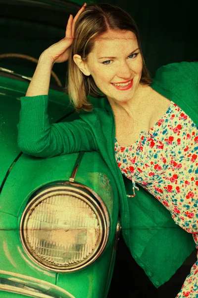 Краса молода жінка з машиною — стокове фото