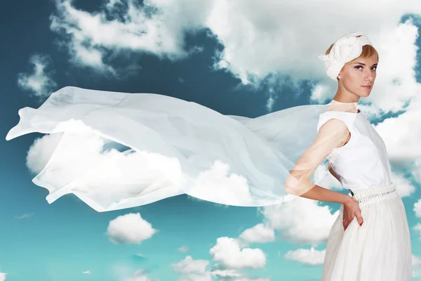 Beleza jovem mulher em vestido branco — Fotografia de Stock
