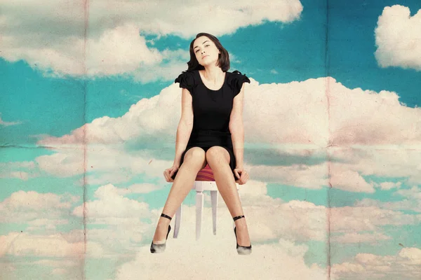 Collage d'arte con bellezza giovane donna tra le nuvole — Foto Stock