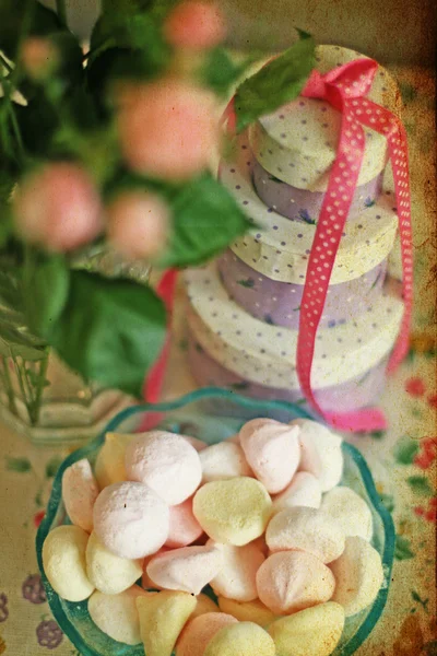 Hübsche süße Schachtel mit einer rosa Schleife mit Bonbons — Stockfoto
