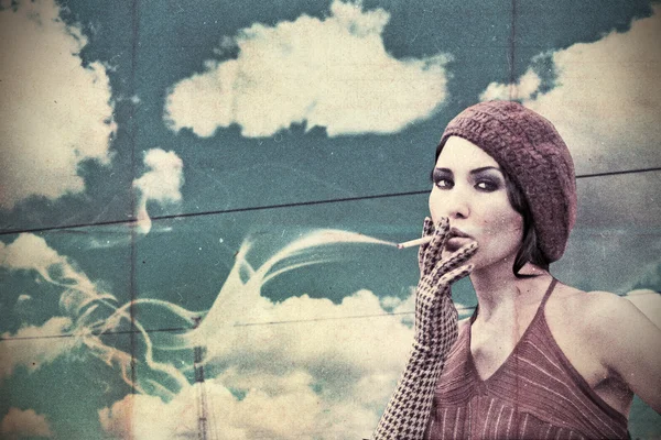 立面年轻吸烟的女人 — 图库照片