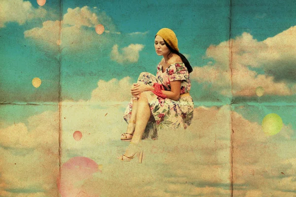 Kobieta uroda latać w chmurach, retro — Zdjęcie stockowe