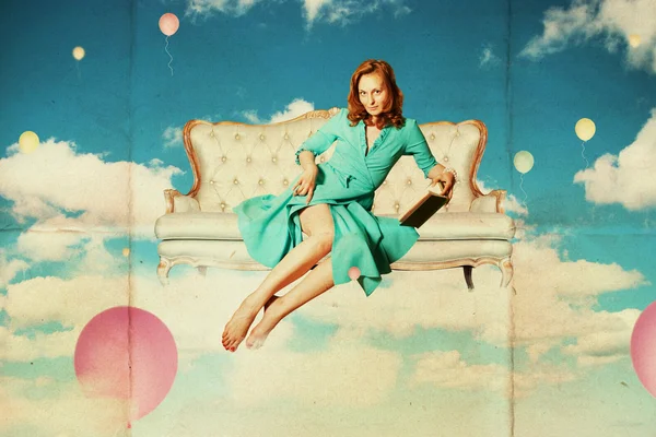 Vacker kvinna med bok i moln — Stockfoto