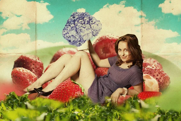 Hermosa joven en fresa — Foto de Stock