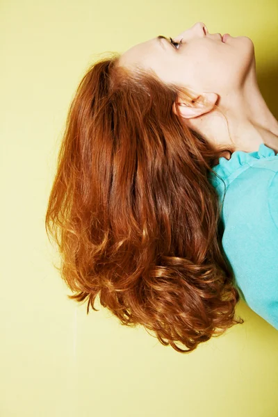 Långa hårstrån i vacker ung kvinna — Stockfoto