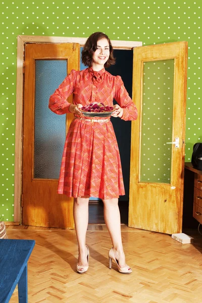Vacker kvinna i röd klänning med paj — Stockfoto
