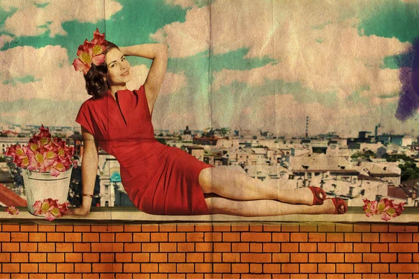Gyönyörű fiatal nő, piros ruhás, a tető — Stock Fotó