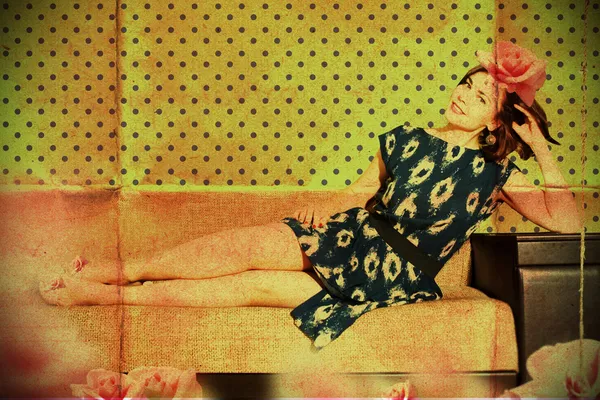 Piękna kobieta w pokoju retro — Zdjęcie stockowe
