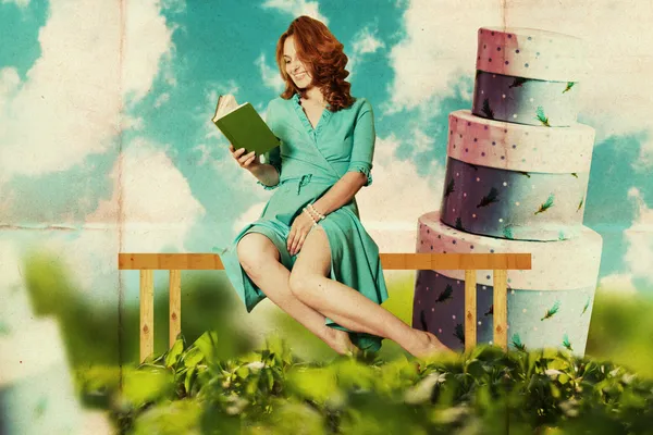 Hermosa mujer con libro — Foto de Stock