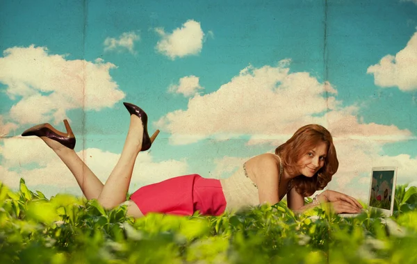草のラップトップを持つ美しい女性 — ストック写真