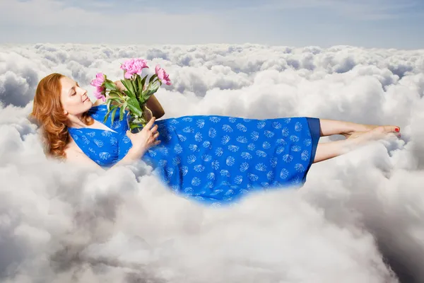 Konst kollage. skönhet ung kvinna på himlen — Stockfoto
