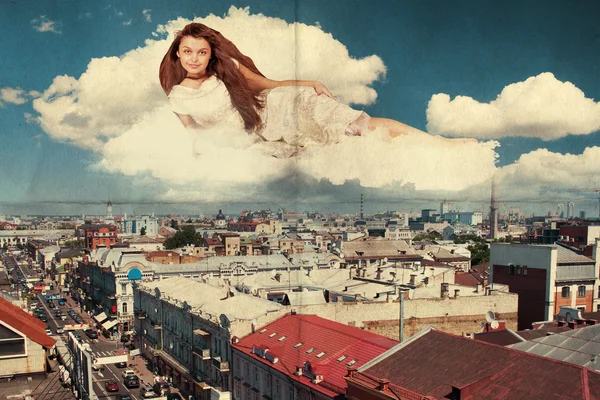 Mulher de beleza nas nuvens sobre a cidade — Fotografia de Stock