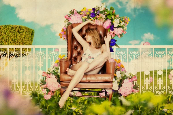 Mooie jonge vrouw in fairy tuin — Stockfoto