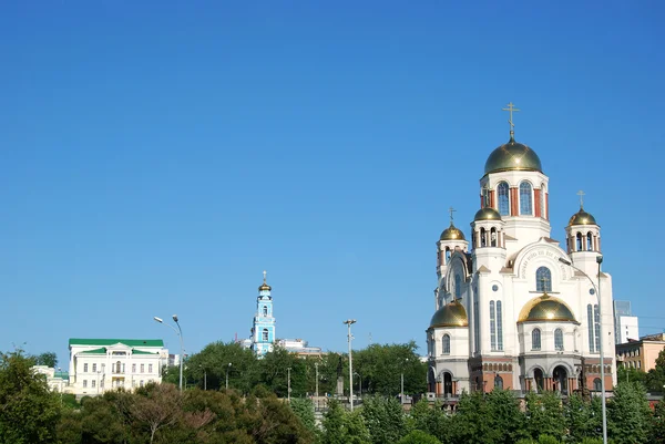 Rastorguyev ハリトーノフ宮殿とロシアの土地に輝ける諸聖人の名誉と バック グラウンドで昇天教会の鐘楼の上の教会 — ストック写真