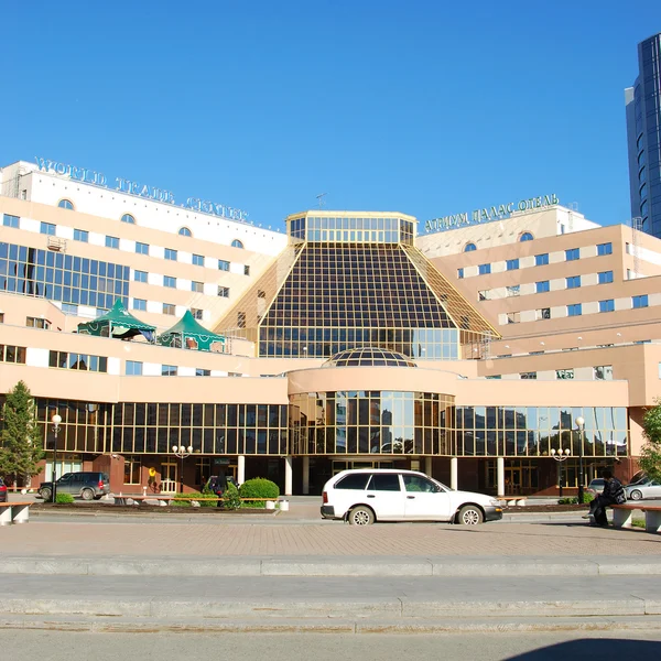 Atrium palace hotel en world trade center, ekaterinburg, rus Rechtenvrije Stockfoto's